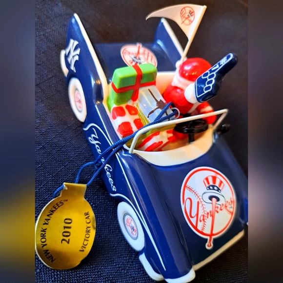 Danbury Mint 2010 NY Yankees Victory Car Ornament - Picture 3 of 5